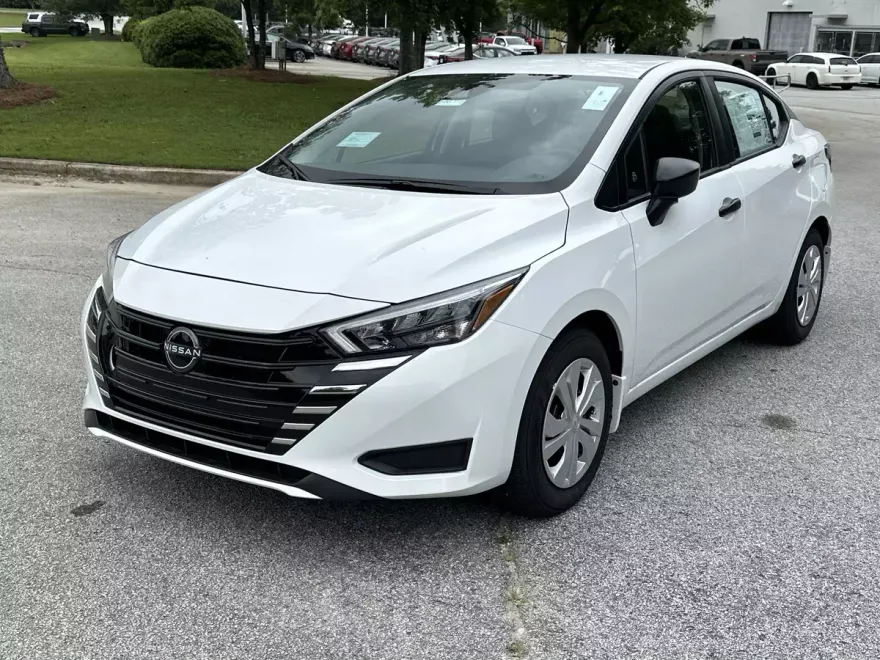 2025 Nissan Versa 1.6 S photo 1
