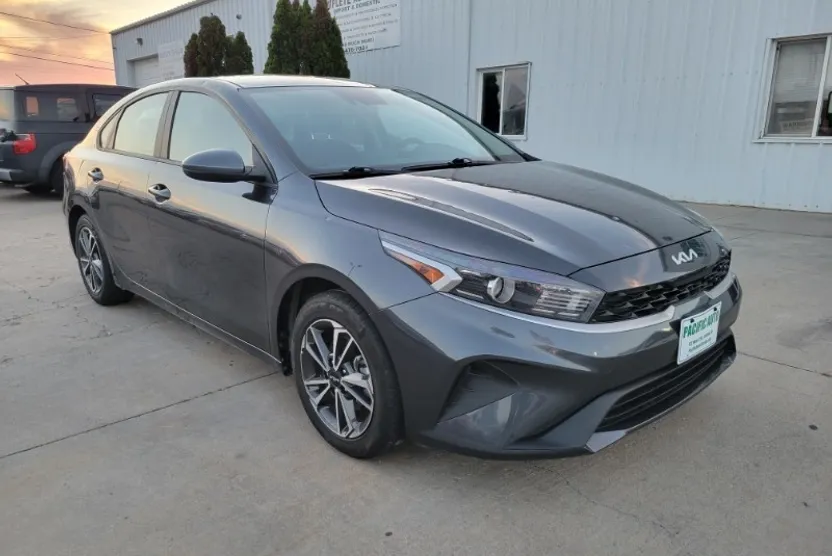 2023 Kia Forte LXS photo 1