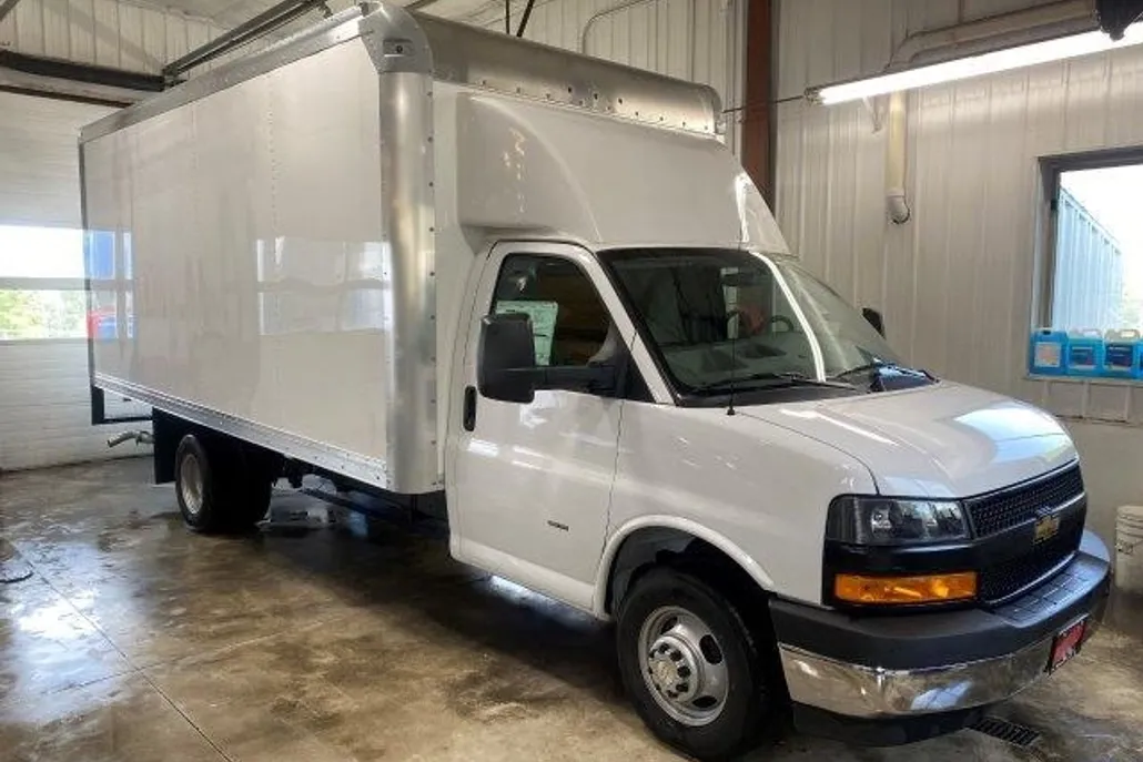 2023 Chevrolet Express Cutaway 3500 photo 1