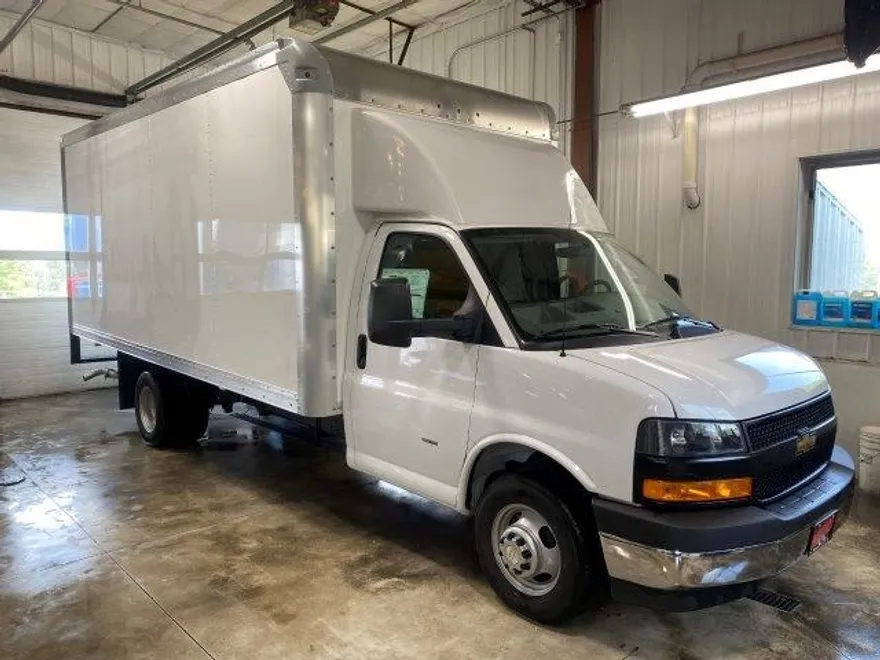 2023 Chevrolet Express Cutaway 3500 photo 1