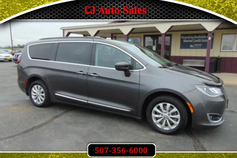 2017 Chrysler Pacifica Touring L photo 1