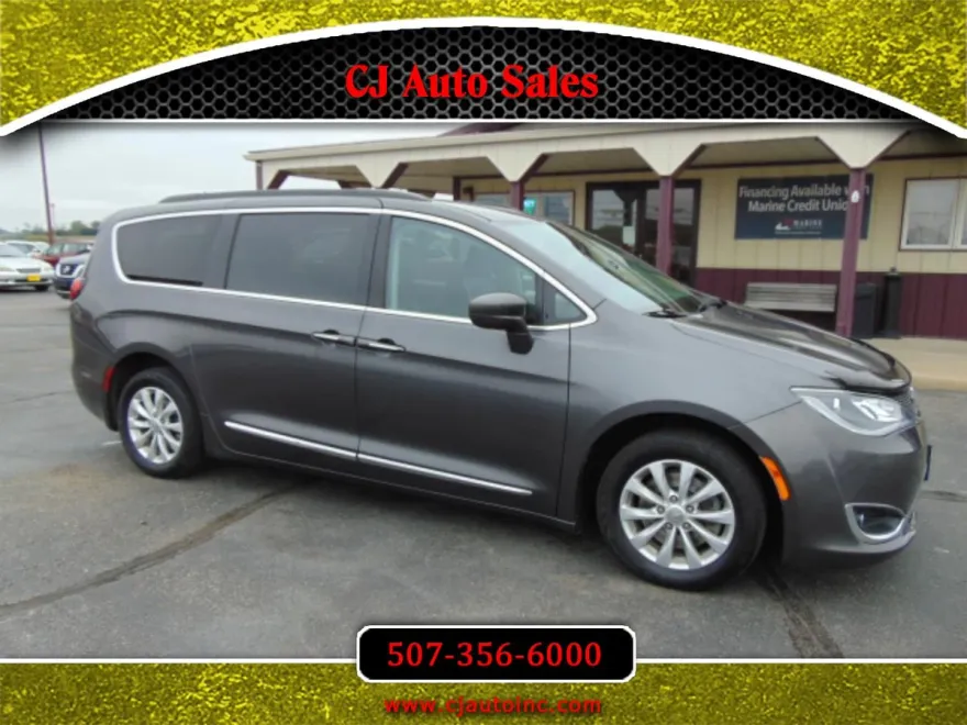 2017 Chrysler Pacifica Touring L photo 1