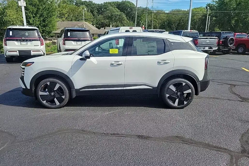 2025 Nissan Kicks SR photo 1