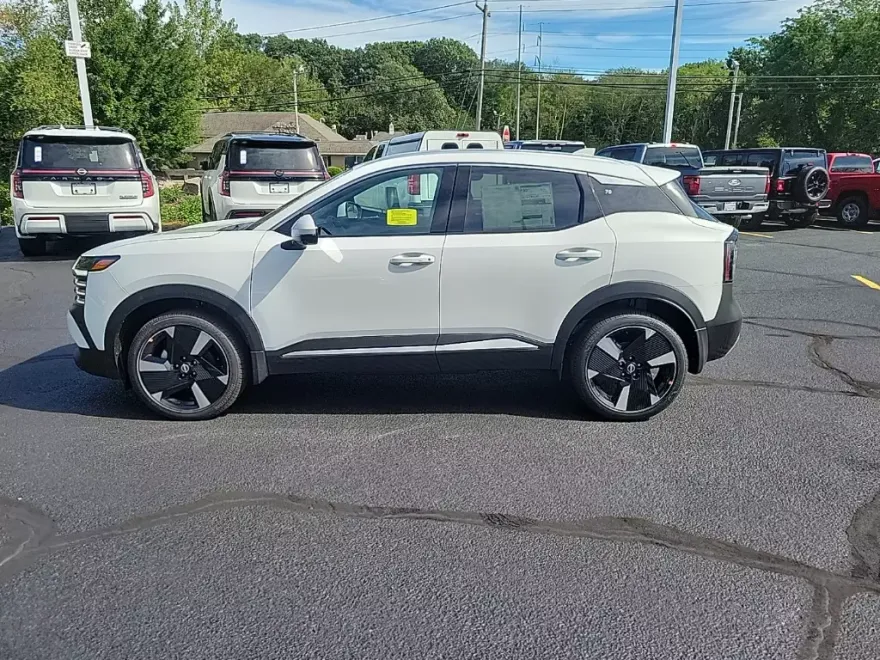 2025 Nissan Kicks SR photo 1