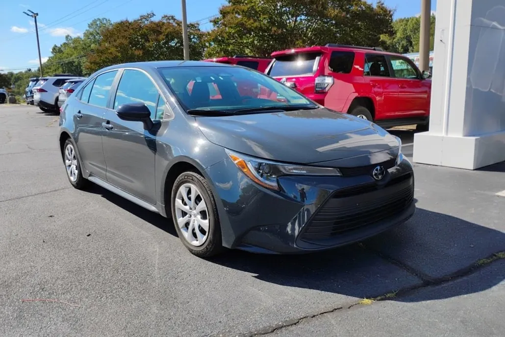 2024 Toyota Corolla LE photo 1