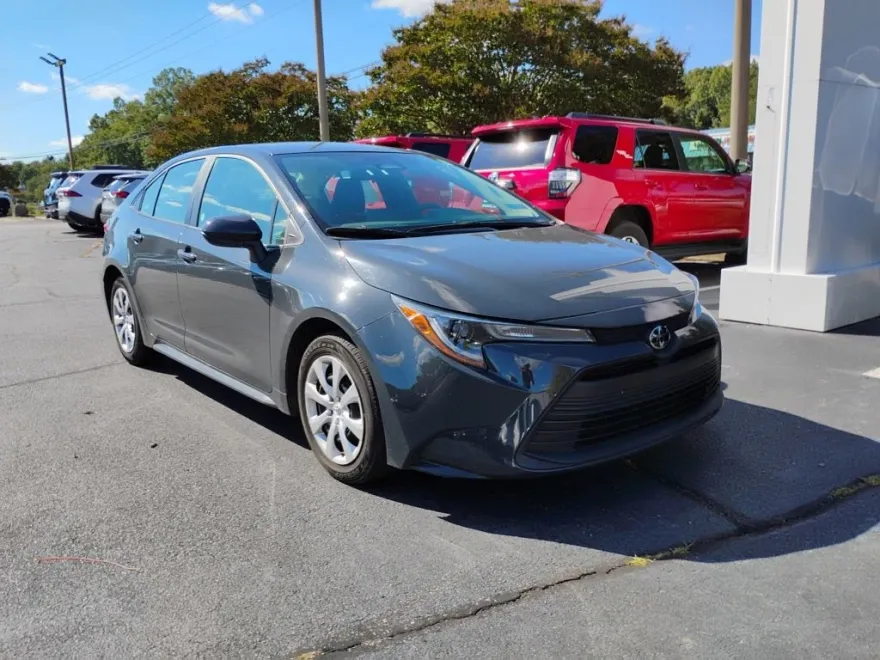 2024 Toyota Corolla LE photo 1