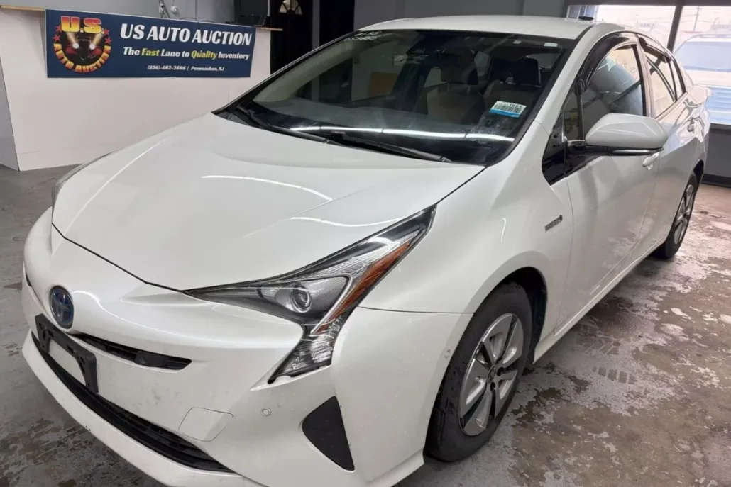 2017 Toyota Prius Two photo 1