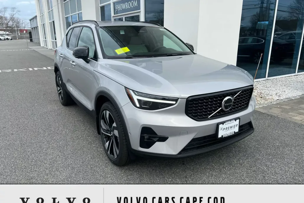 2025 Volvo XC40 photo 1