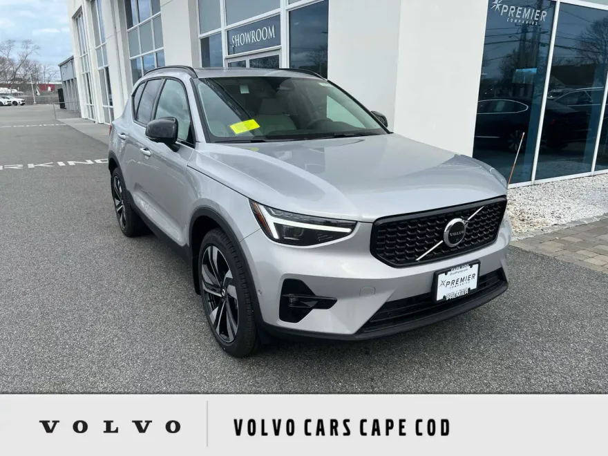 2025 Volvo XC40 photo 1