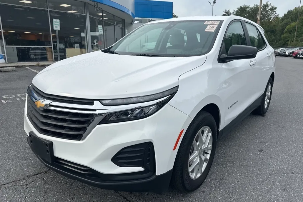 2023 Chevrolet Equinox LS photo 1