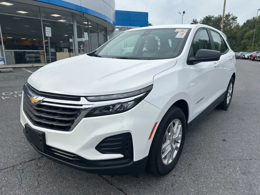 2023 Chevrolet Equinox LS photo 1