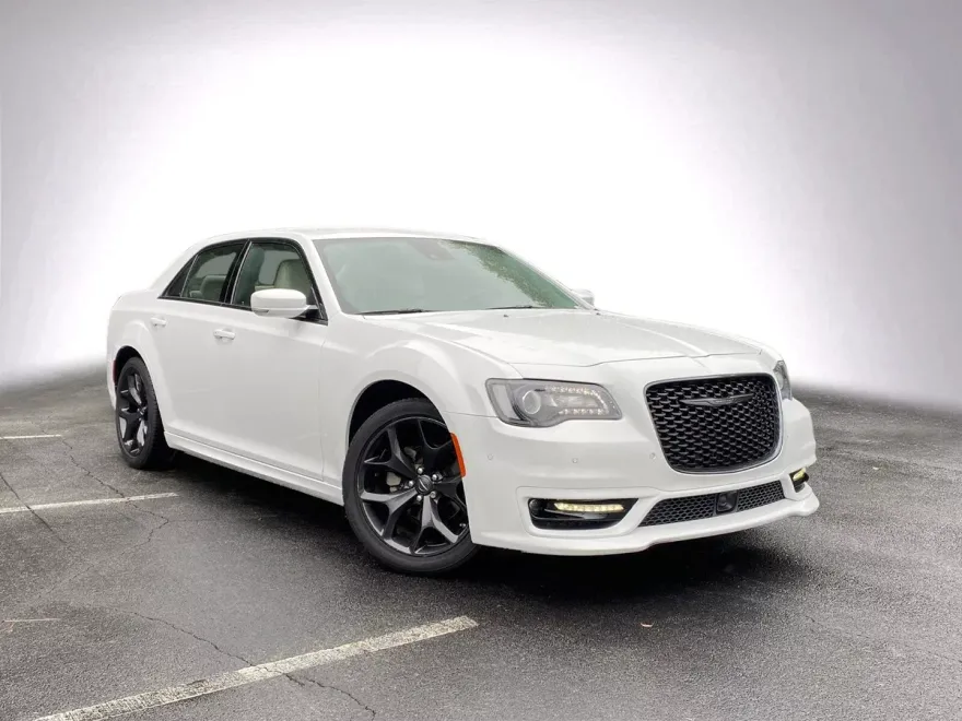 2022 Chrysler 300 Touring L photo 1