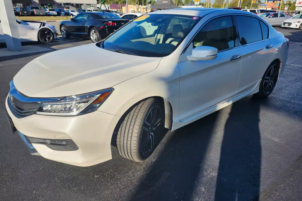 2016 Honda Accord Touring photo 1