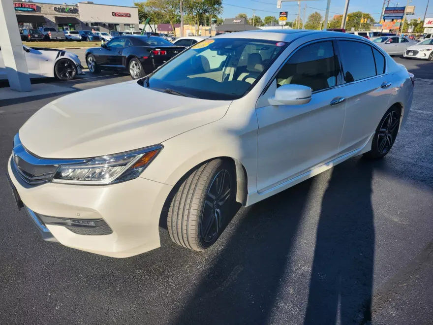 2016 Honda Accord Touring photo 1
