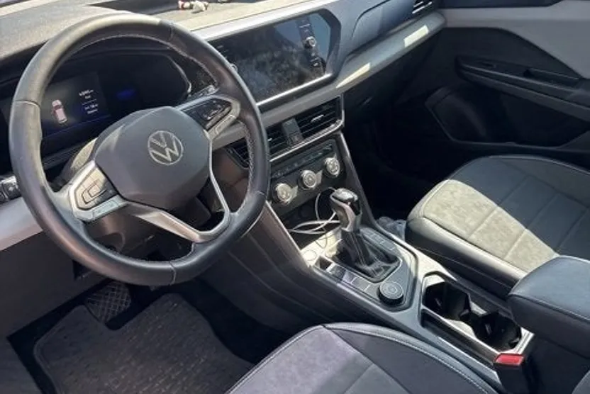 2022 Volkswagen Taos SE photo 1