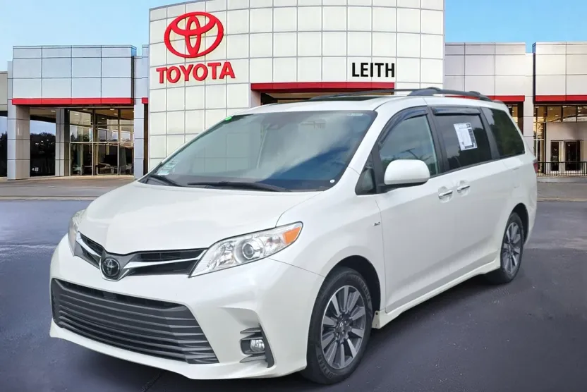 2020 Toyota Sienna XLE photo 1
