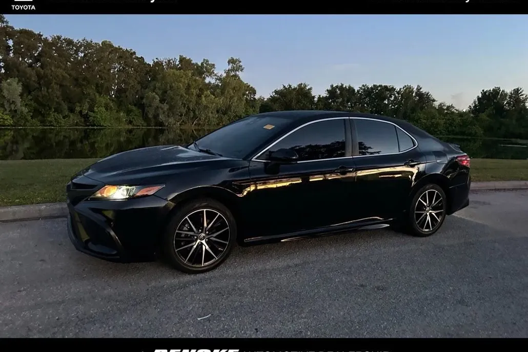 2021 Toyota Camry SE photo 1