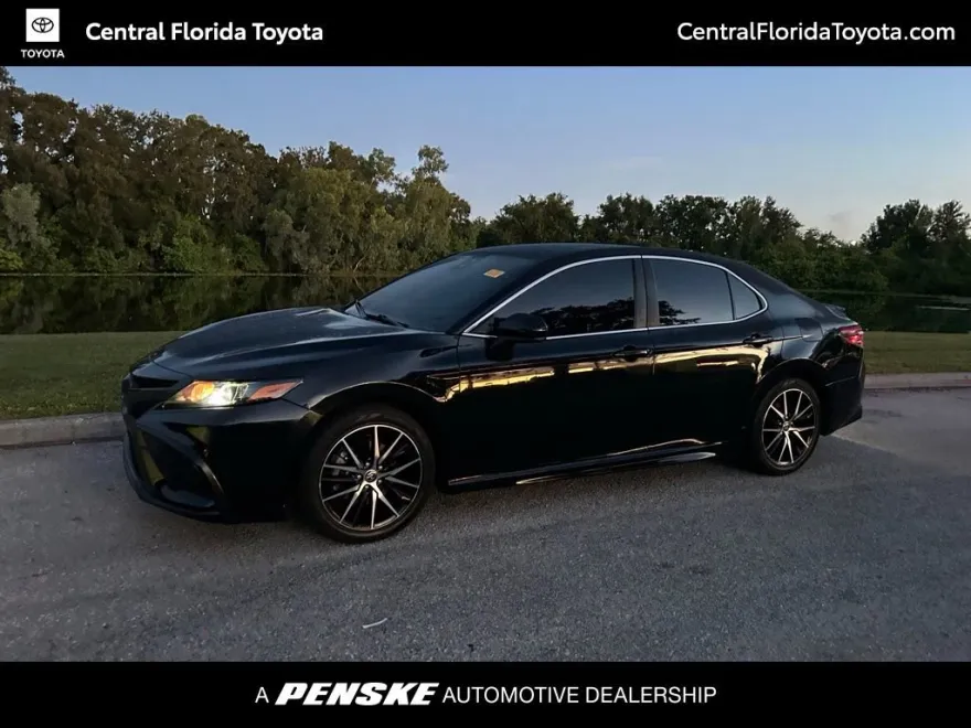 2021 Toyota Camry SE photo 1