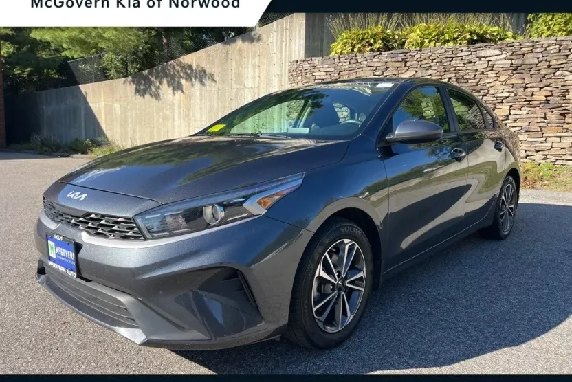 2023 Kia Forte LXS photo 1