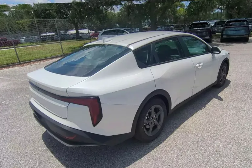 2025 Kia K4 LXS photo 1