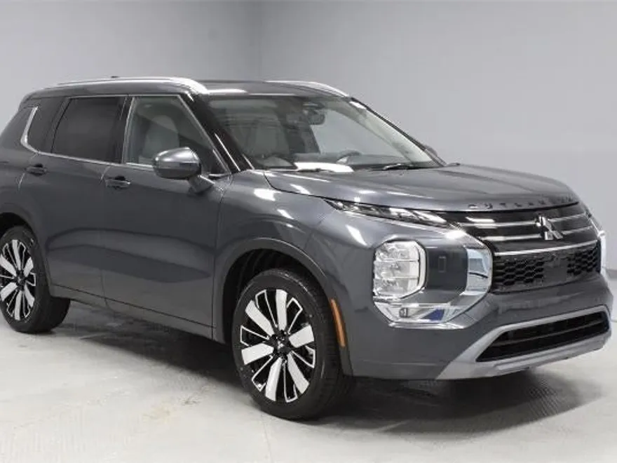 2025 Mitsubishi Outlander SEL photo 1