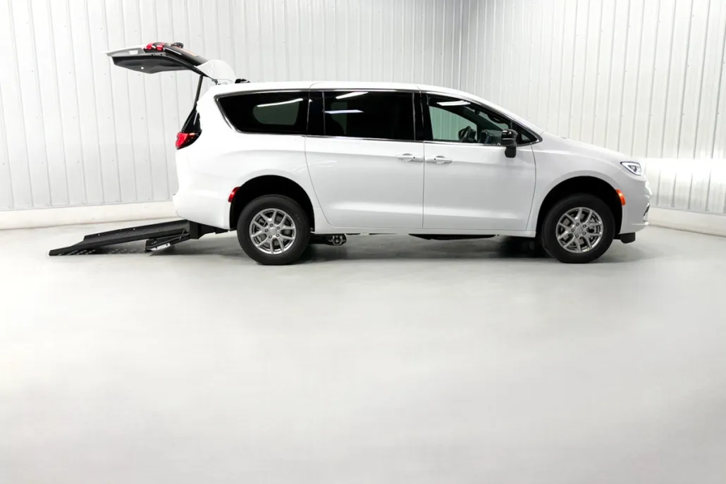 2025 Chrysler Voyager LX photo 1