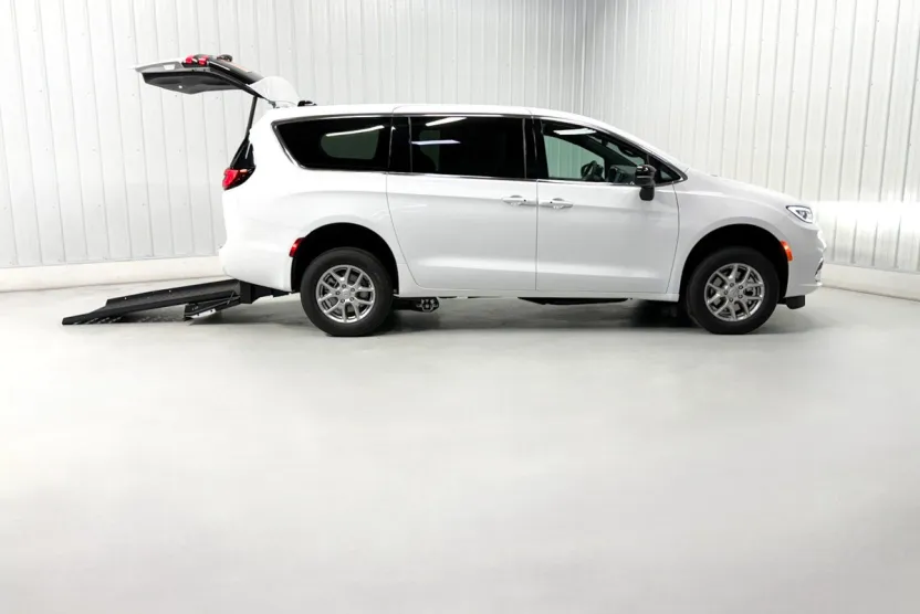 2025 Chrysler Voyager LX photo 1