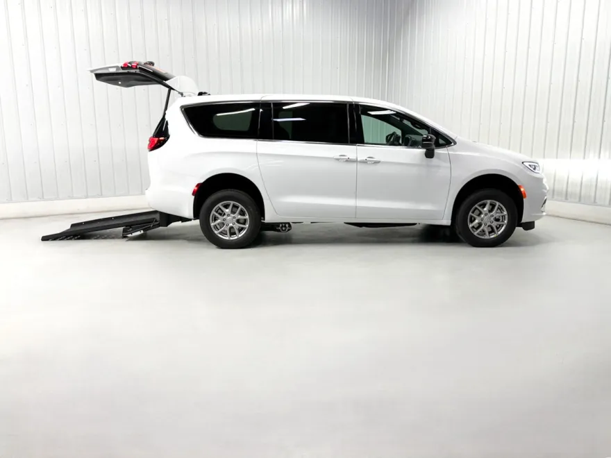 2025 Chrysler Voyager LX photo 1