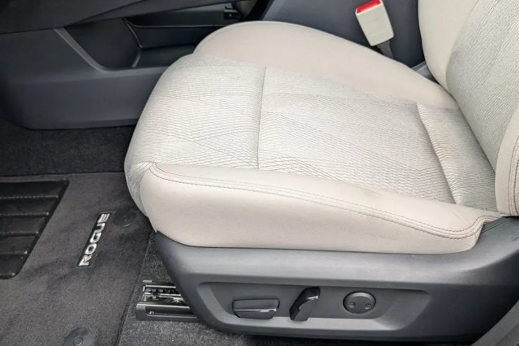 2025 Nissan Rogue SV photo 1
