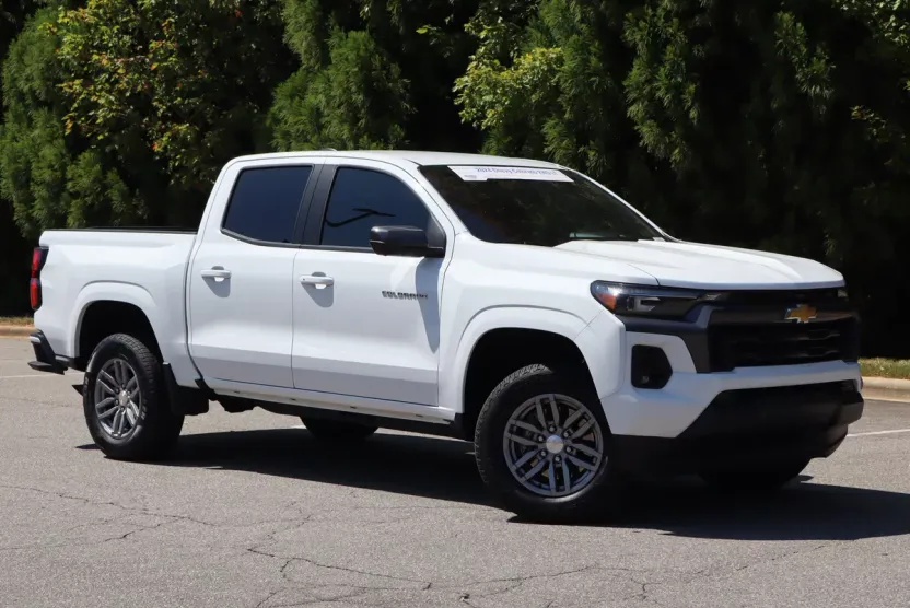 2024 Chevrolet Colorado LT photo 1