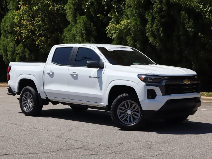 2024 Chevrolet Colorado LT photo 1