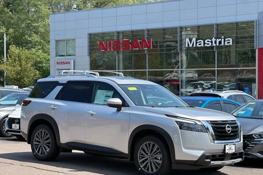 2025 Nissan Pathfinder SL photo 1