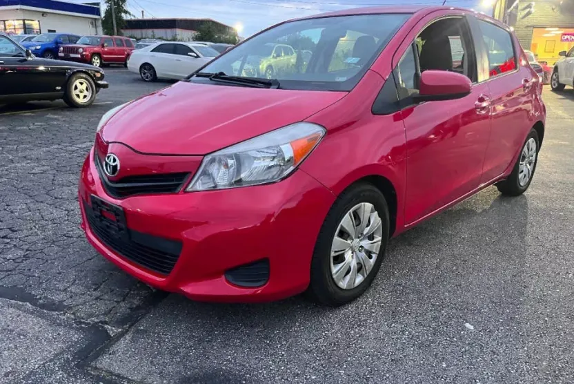 2014 Toyota Yaris LE photo 1