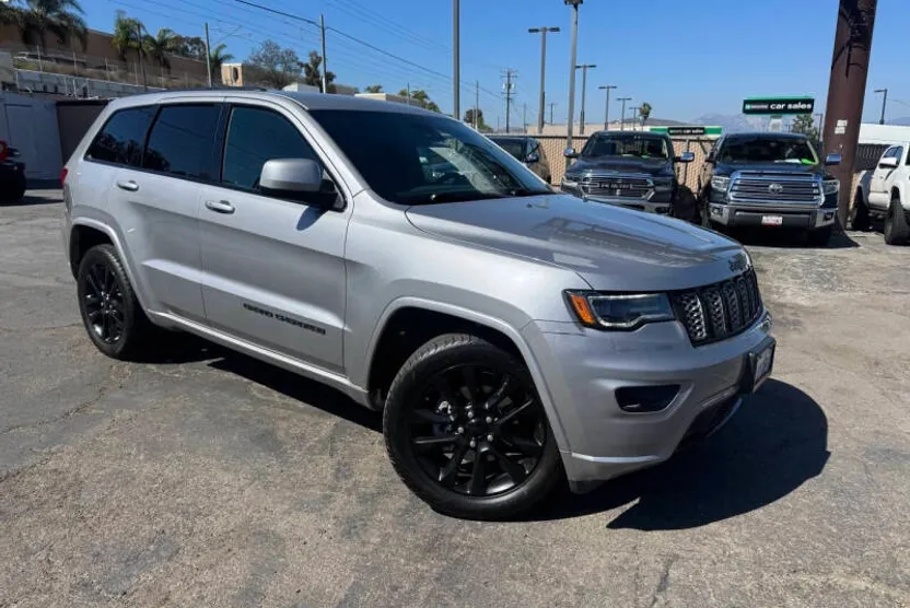 2020 Jeep Grand Cherokee Laredo photo 1