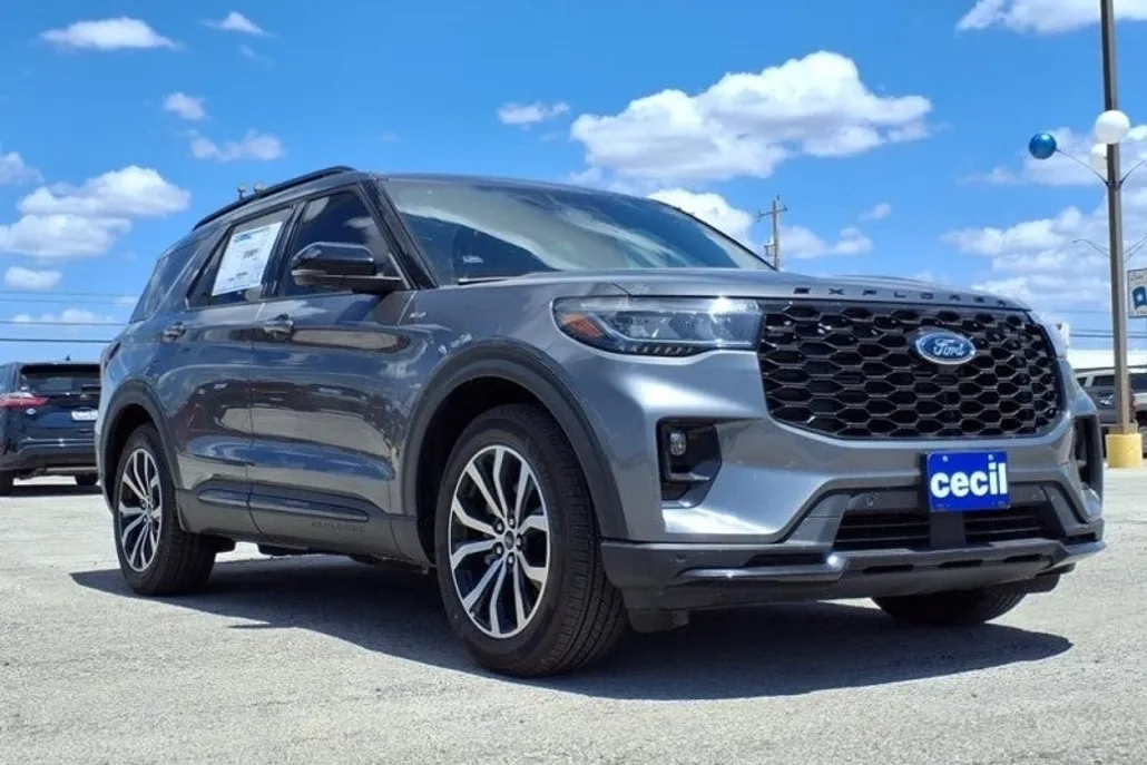 2025 Ford Explorer ST-Line photo 1