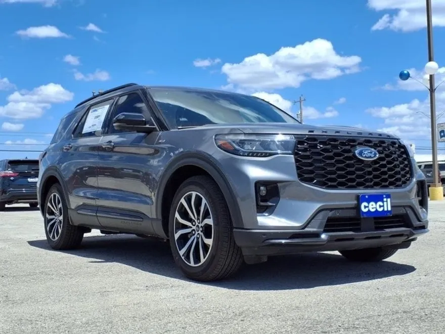 2025 Ford Explorer ST-Line photo 1