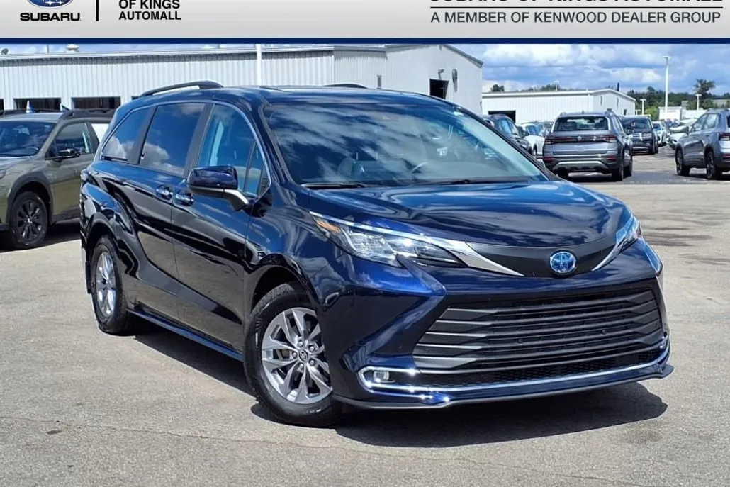 2023 Toyota Sienna XLE photo 1