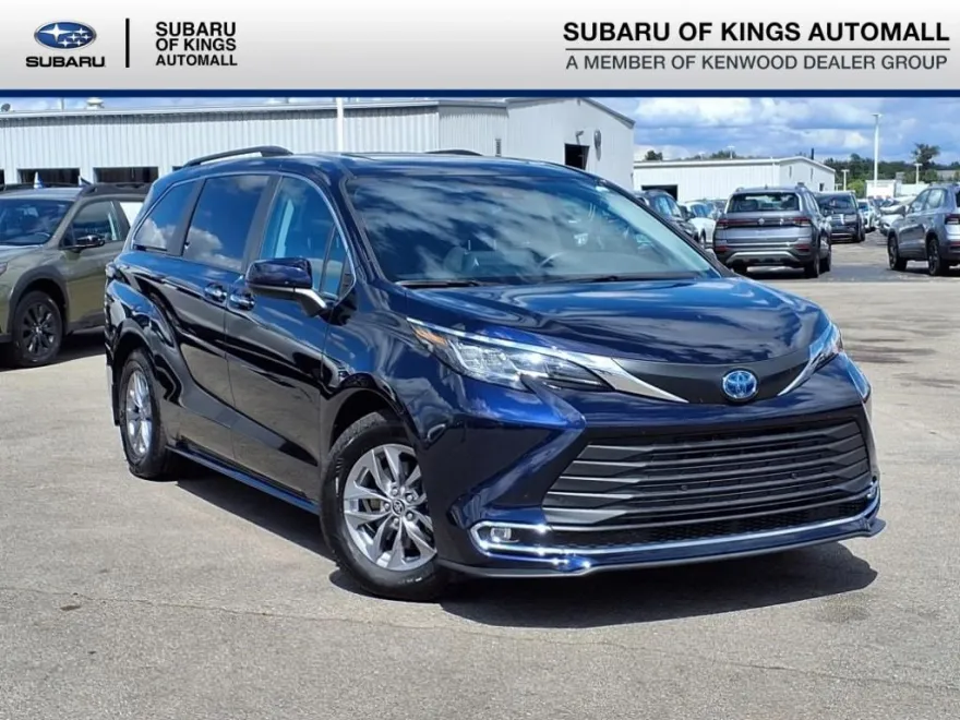 2023 Toyota Sienna XLE photo 1
