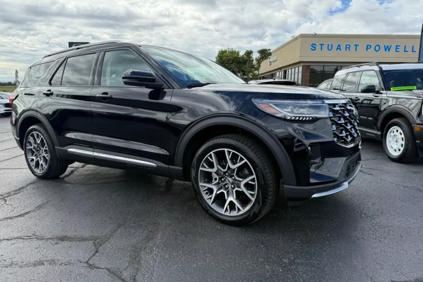 2025 Ford Explorer Platinum photo 1