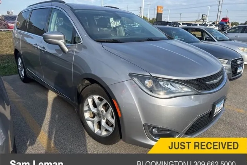 2017 Chrysler Pacifica Touring L photo 1