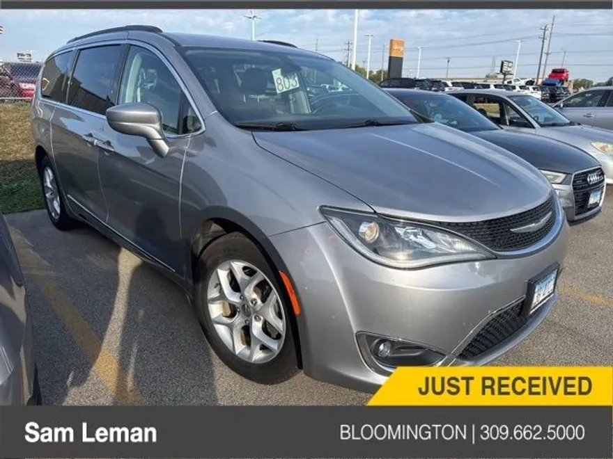 2017 Chrysler Pacifica Touring L photo 1
