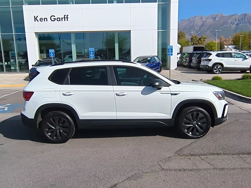 2023 Volkswagen Taos S photo 1