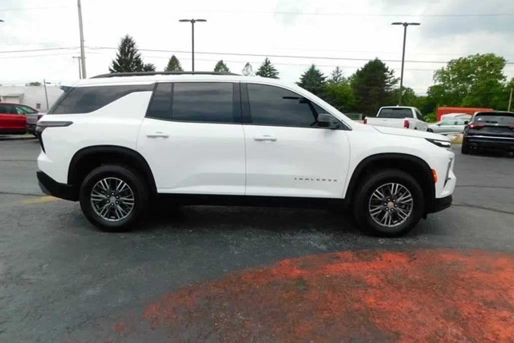 2025 Chevrolet Traverse photo 1
