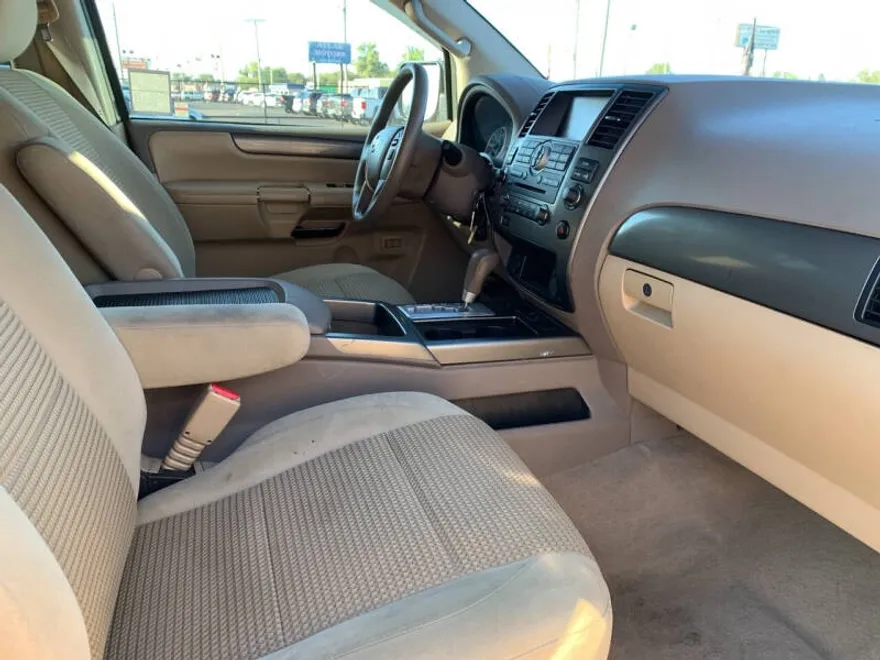 2014 Nissan Armada SV photo 1