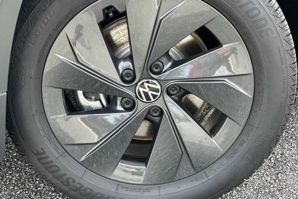 2025 Volkswagen Taos S photo 1