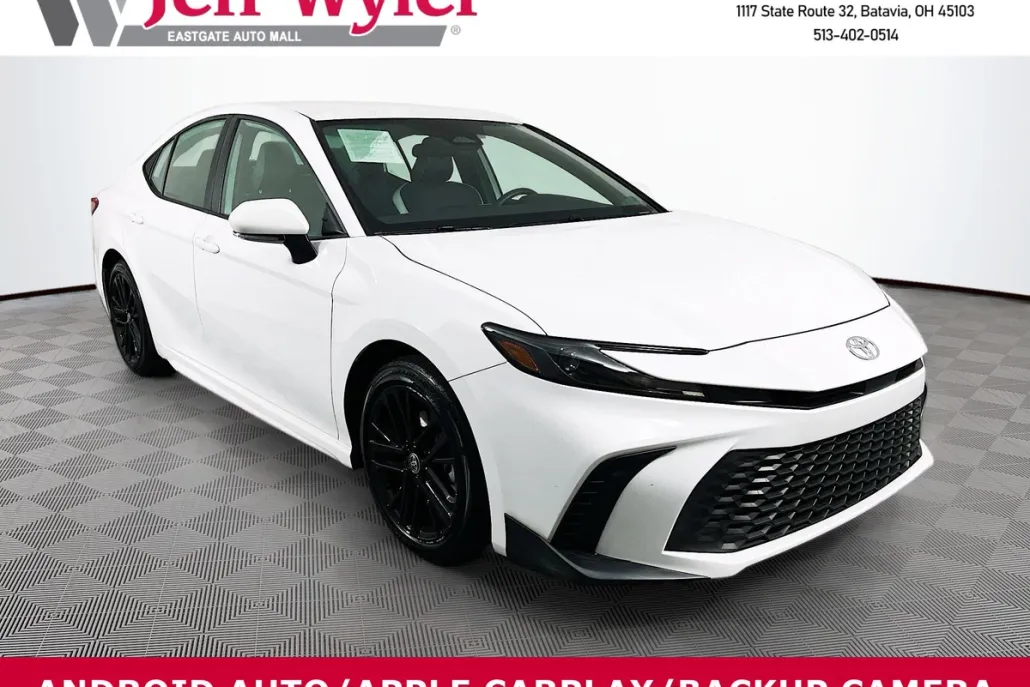 2025 Toyota Camry SE Hybrid photo 1