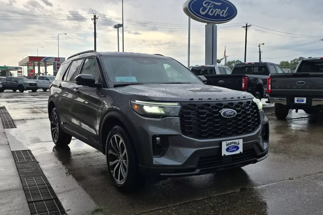 2025 Ford Explorer ST-Line photo 1