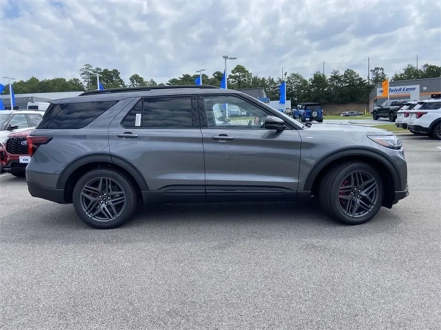 2025 Ford Explorer ST-Line photo 1