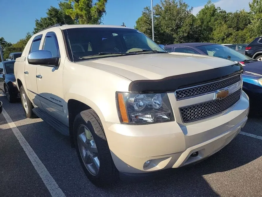 2013 Chevrolet Avalanche LTZ photo 1