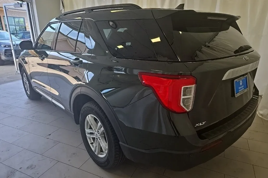 2023 Ford Explorer XLT photo 1